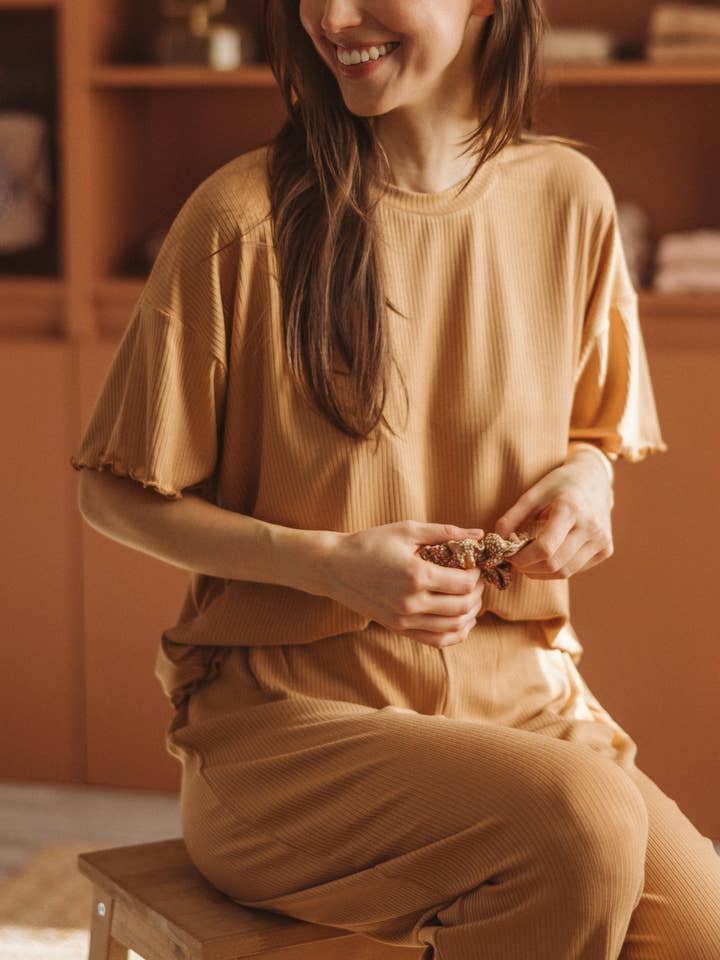 T-shirt côtelé à volants en modal / Nougat pour la vente par Evelina Apparel