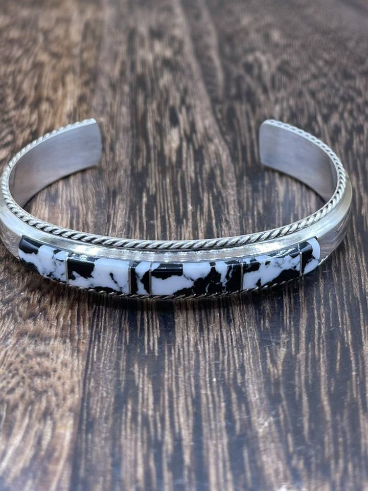 Bracciale rigido in argento sterling fatto a mano Navajo con intarsio di White Buffalo di Francis Yazzie per la vendita all'ingrosso da parte di Native City Jewelry