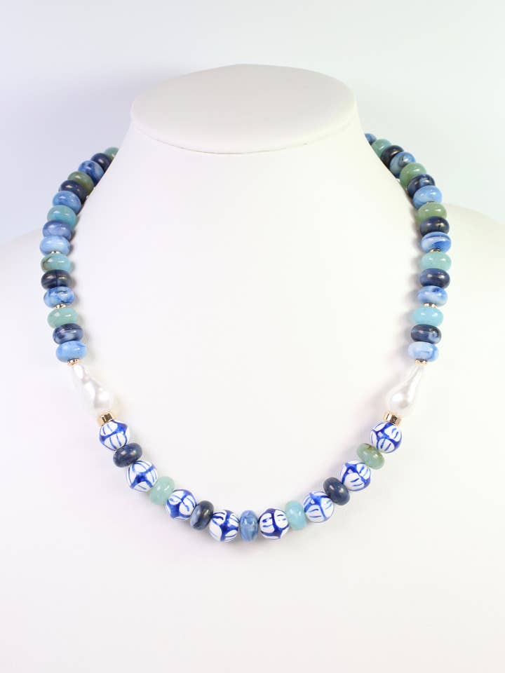 Collier en céramique de Warrensburg perles bleu multicolore pour la vente par Caroline Hill