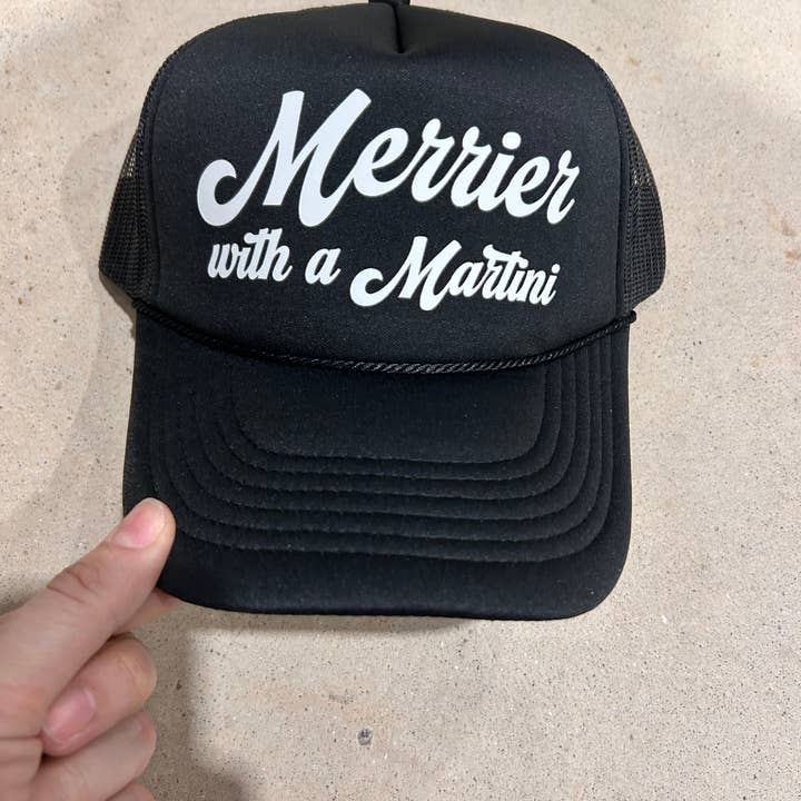 Vibes Hat Company - Vente Casquette de camionneur – femme - White Merrier avec un martini Trucker | Capsules de Noël | Boisson1