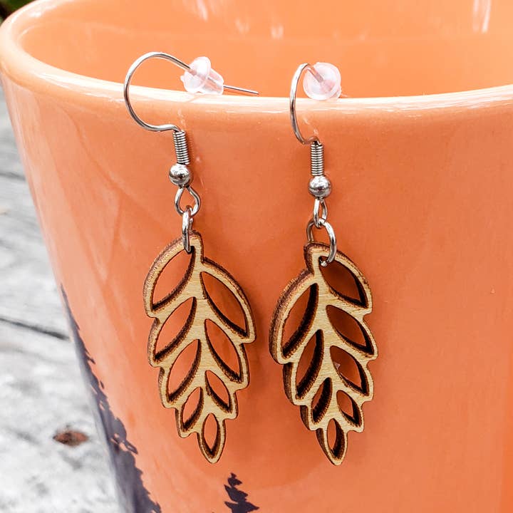 Hängeohrringe aus natürlichem Holz für den Großhandel von Cabin and Reel Engraving