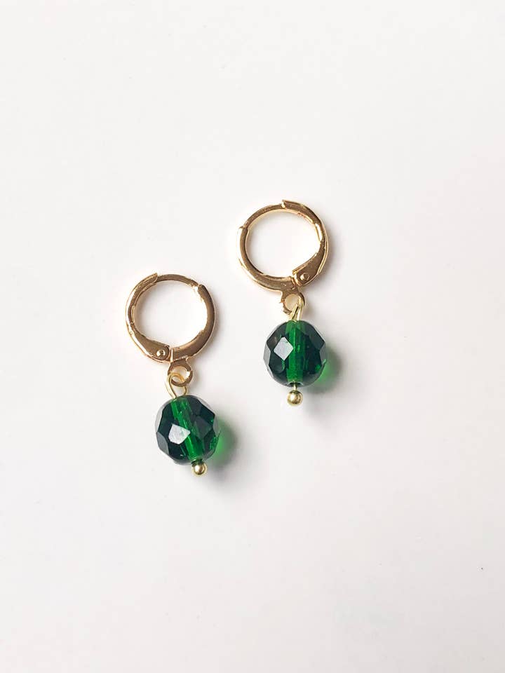 Smaragd fødselssten øreringe | Guldsmykker | Julegave for engroshandel hos Megan Wilson Jewelry - West Coast