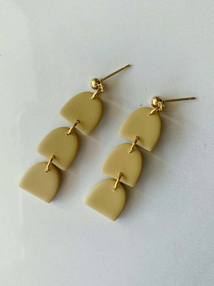 Hazel Dangle in senape per la vendita all'ingrosso da parte di Clay By Denae