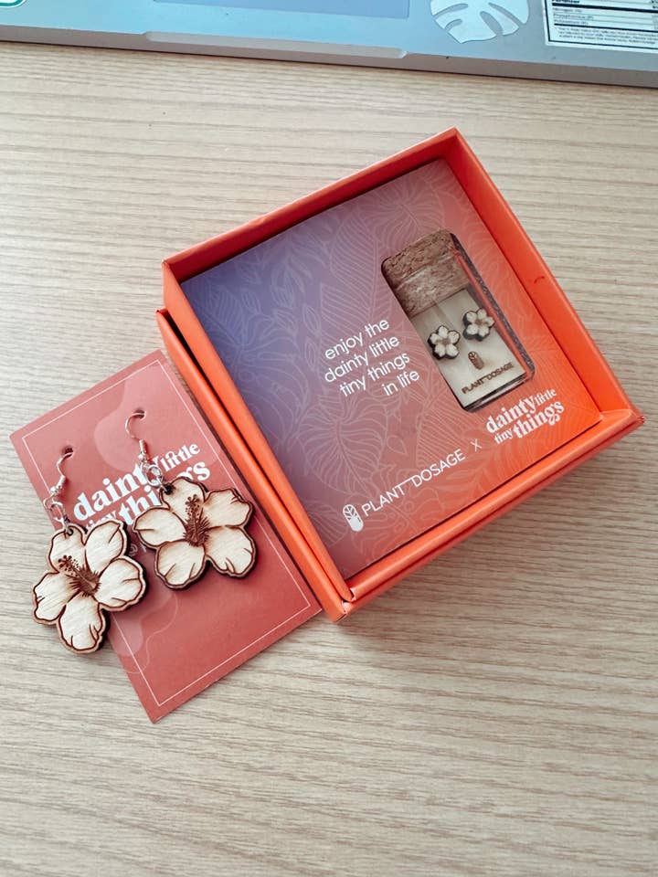Houten Hibiscus-oorbellen voor wholesale door Dainty Little Tiny Things