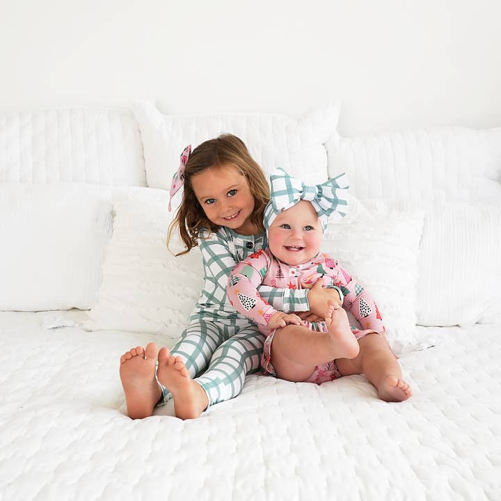 Gigi and Max – Großhandel Schlafanzug-Set – Kinder – Joy Weihnachts-Pyjama aus Bambus mit karierten Rüschen, 2er-Set, Grün 3