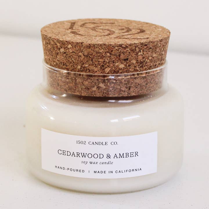 Bougie en pot d'apothicaire en bois de cèdre et ambre pour la vente par 1502 Candle Co.