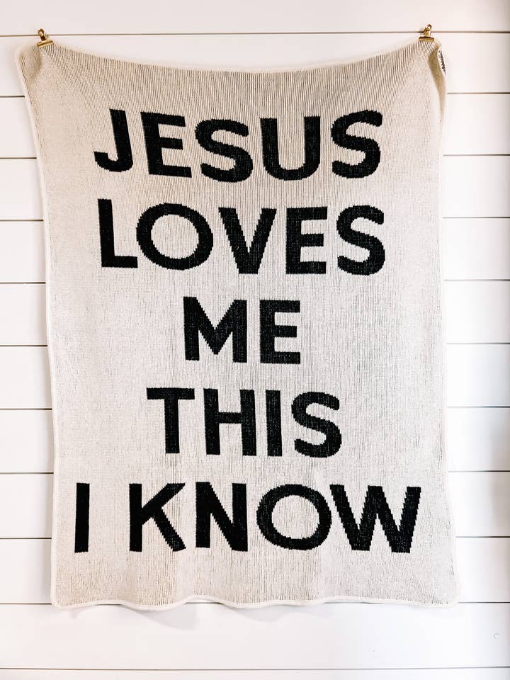 Fabriqué aux États-Unis | Jeté en tricot bloc Jesus loves me | Naturel pour la vente par Modern Burlap