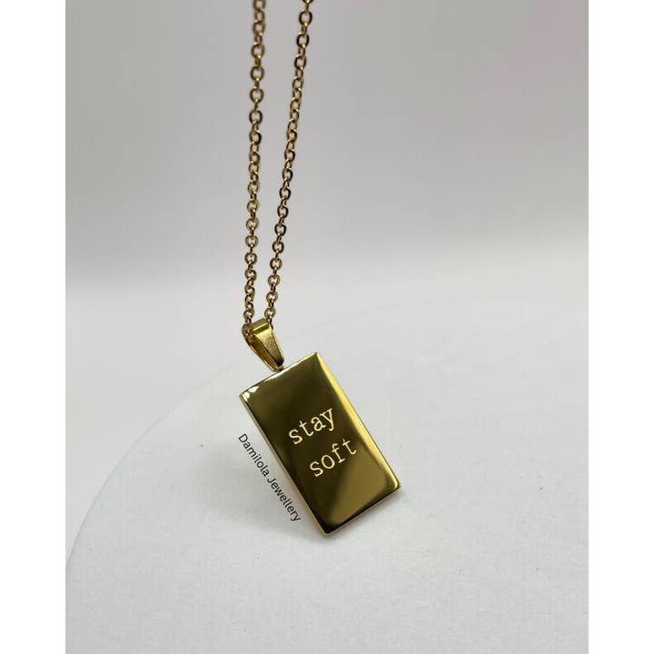 La collana "Stay Soft" per la vendita all'ingrosso da parte di Damilola Jewellery