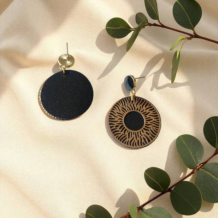 Karmyliege - Wholesale Dangle Earrings - Vegan earrings in black and gold cactus leather3