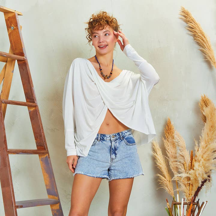 Haut blanc torsadé à manches chauve-souris et col bénitier pour la vente par Los Banditos