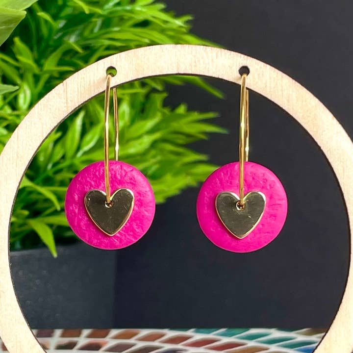 Boucles d’oreilles créoles mini cœur doré en pâte polymère pour la vente par Kay Jay Clay
