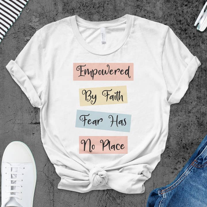 T-shirt inspirant pour femmes - Empowered By Faith, Fear Has No Place Tee, T-shirt de motivation chrétienne, cadeau pour elle pour la vente par FreakyTeeFactory
