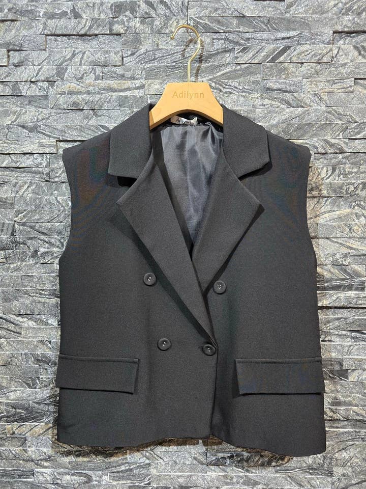 Sleeveless buttoned vest, two fake pockets UL23088 No for wholesale by Adilynn DAYMENTEX
