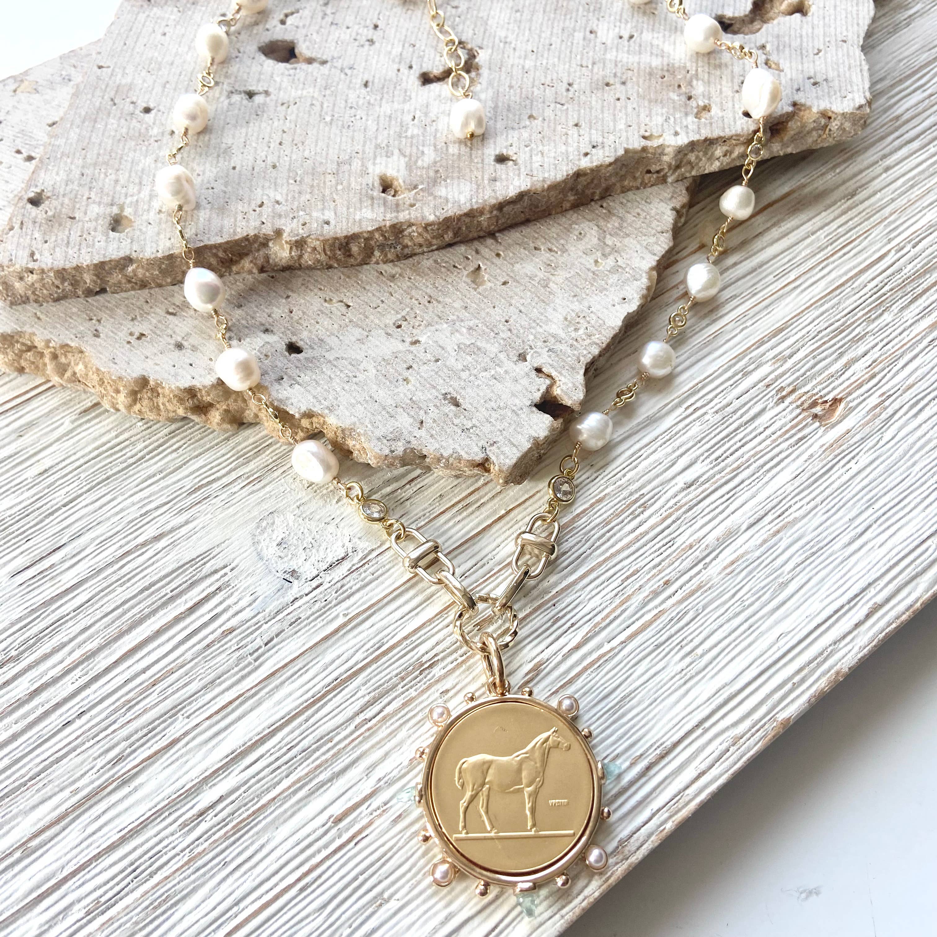 VB&CO Designs Handmade Jewelry – wholesale Hänge-/berlockhalsband – Hästmynt halsband med ryttarstil och sötvattenspärlor6