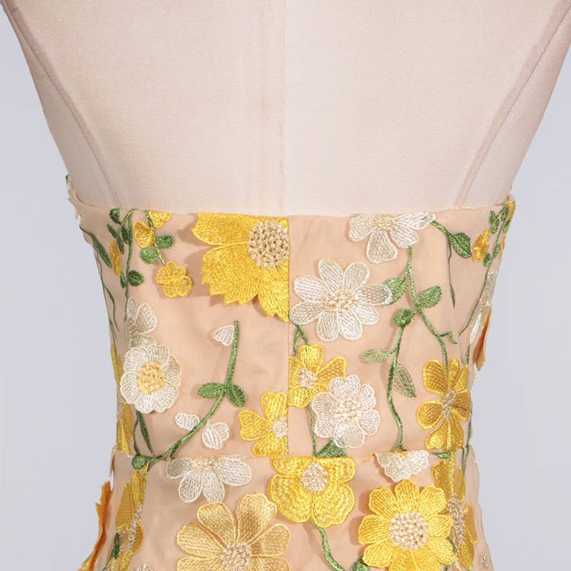 Jaune Robe courte d'été chic à bustier avec appliqué floral 3D en vente sur Faire8