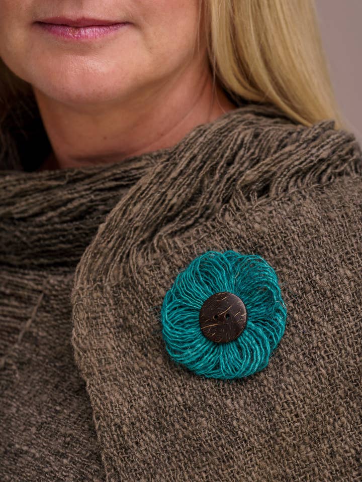 Spilla a forma di fiore di iuta per la vendita all'ingrosso da parte di Pretty Pink Eco-Jewellery