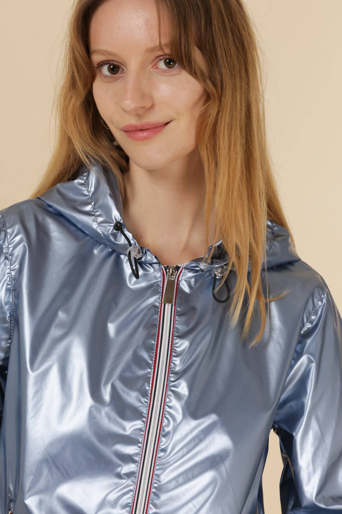 Attrait Paris - Vendita all'ingrosso Giacca antivento - Donna - Giacca corta antivento metallizzata con cappuccio e cerniera colorata21