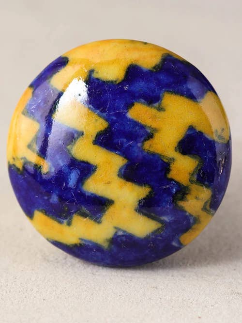 Bouton de meuble en céramique jaune et bleu à motifs zigzag pour la vente par KNOBCO