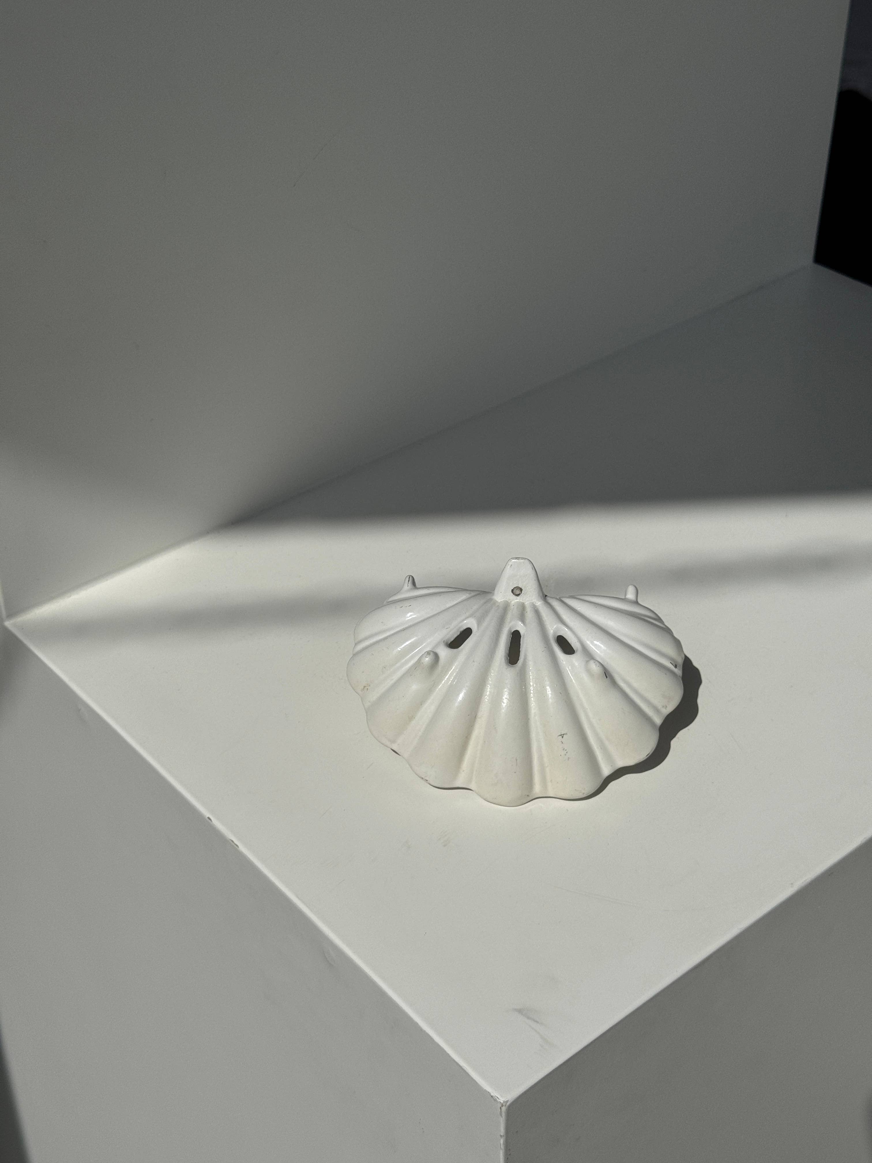 Office Objets - Wholesale Bath Soap Dish - Cast iron shell-shaped soap dish painted white H75