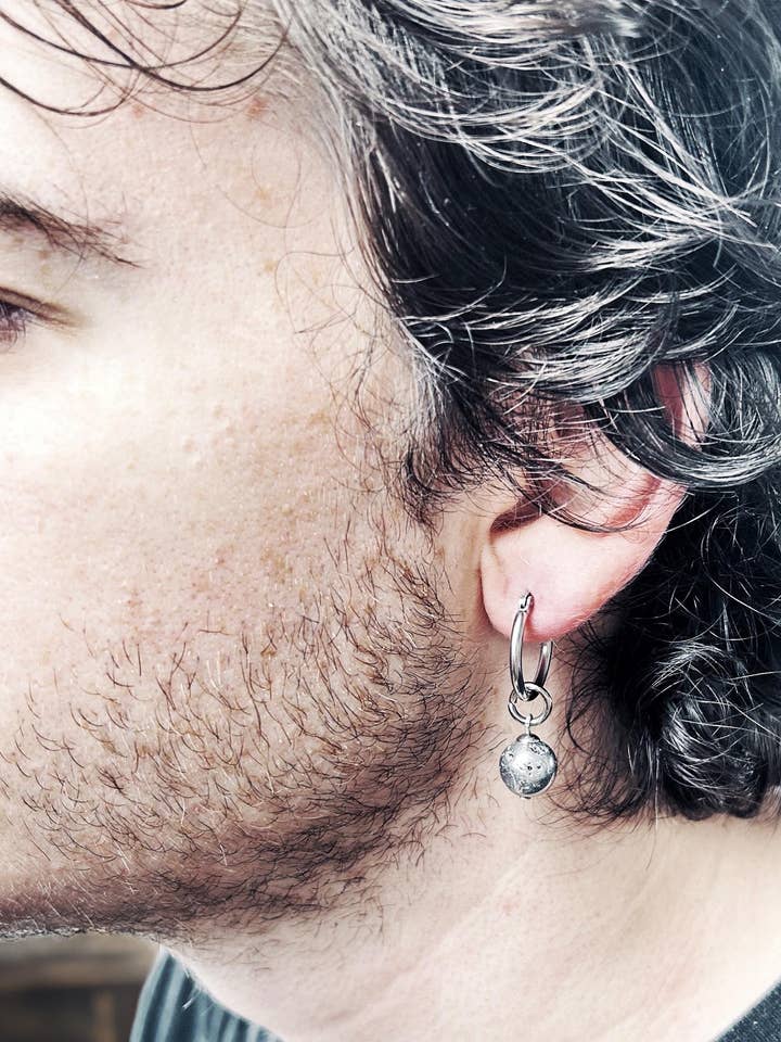 Orecchino a cerchio da uomo in argento con pendente druzy. per la vendita all'ingrosso da parte di Black Lamb Design
