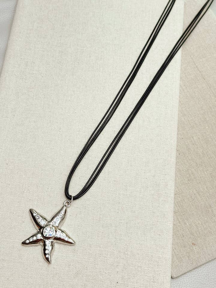 Collana con ciondolo a stella marina d'argento e cordino lungo per la vendita all'ingrosso da parte di Juniper Wish