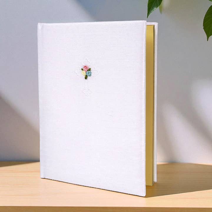 La mia Bibbia Cattolica per Bambini in Shantung con Croce e Fiori per la vendita all'ingrosso da parte di MARCELA