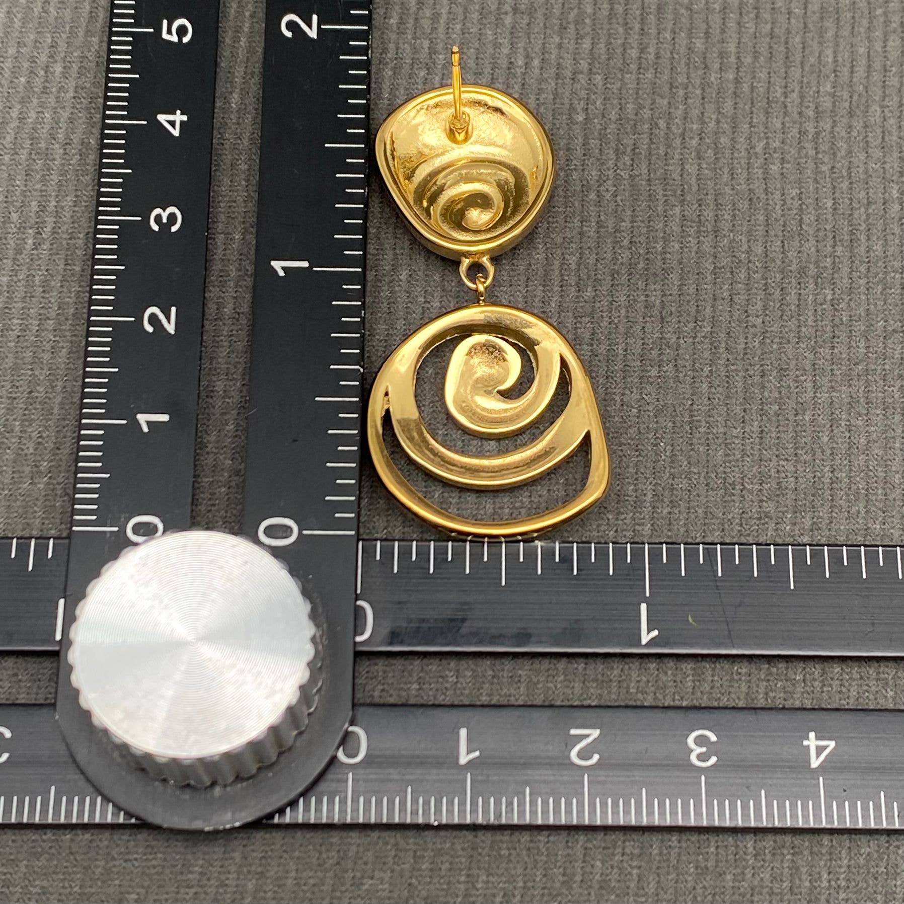 Mio Queena - Vente Boucles d'oreilles pendantes - Boucles d'oreilles à tige en acier inoxydable plaqué or 18K Vortex Creux - FGS3