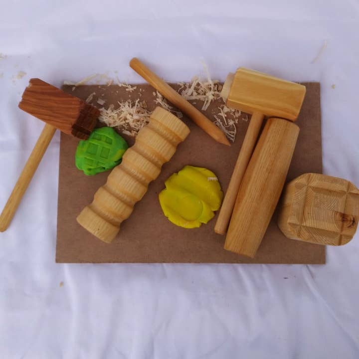 Toy Maker of Lunenburg - Vente Jouet en bois – enfant - Ensemble d'outils en bois avec tapis de pâte à jouer9