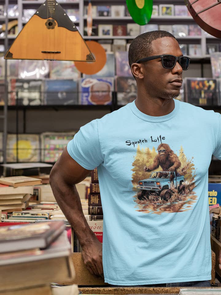 Camiseta Jeepin Squatch Life azul mudding para venta al por mayor de Squatchin’ Country