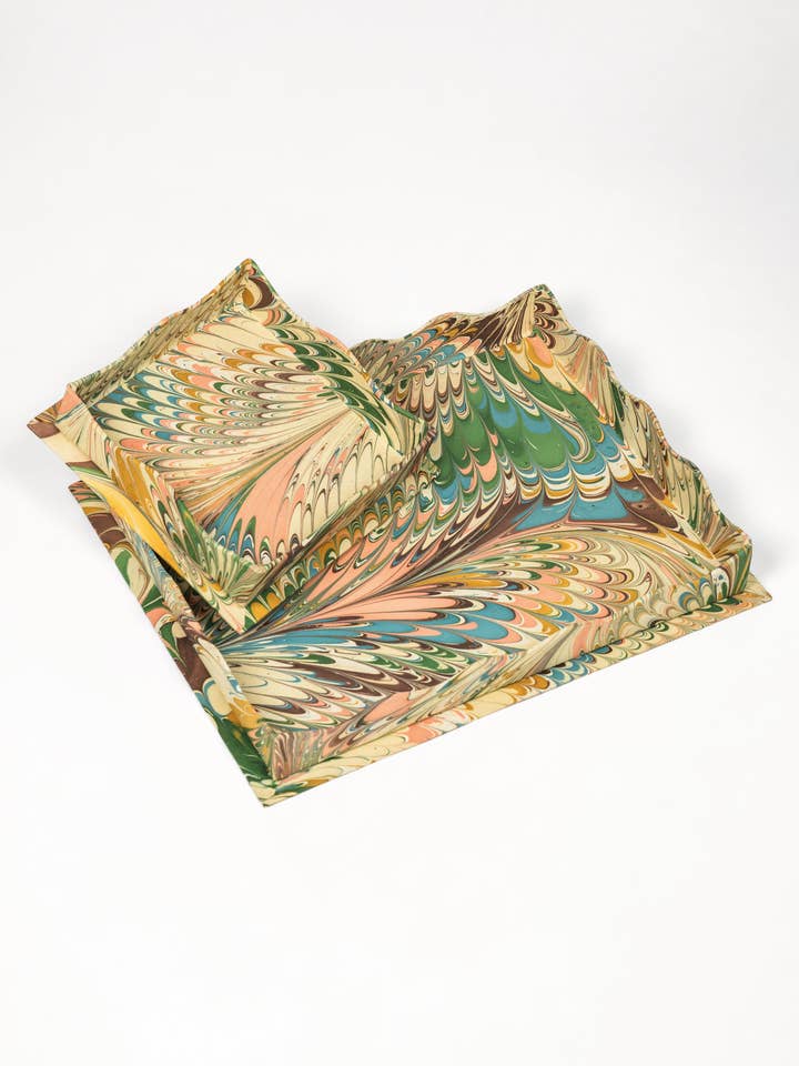 Incastonare vassoi marmorizzati a mano con bordi smerlati in piume di Flatiron per la vendita all'ingrosso da parte di Inner Child