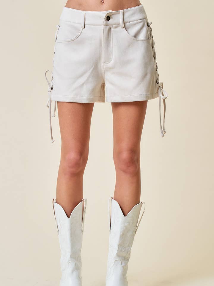 SIP6303A KRÄMIGA WESTERNINSPIRERADE SHORTS I FAUX MOCKA MED SNÖRNING för wholesale av Saints & Hearts