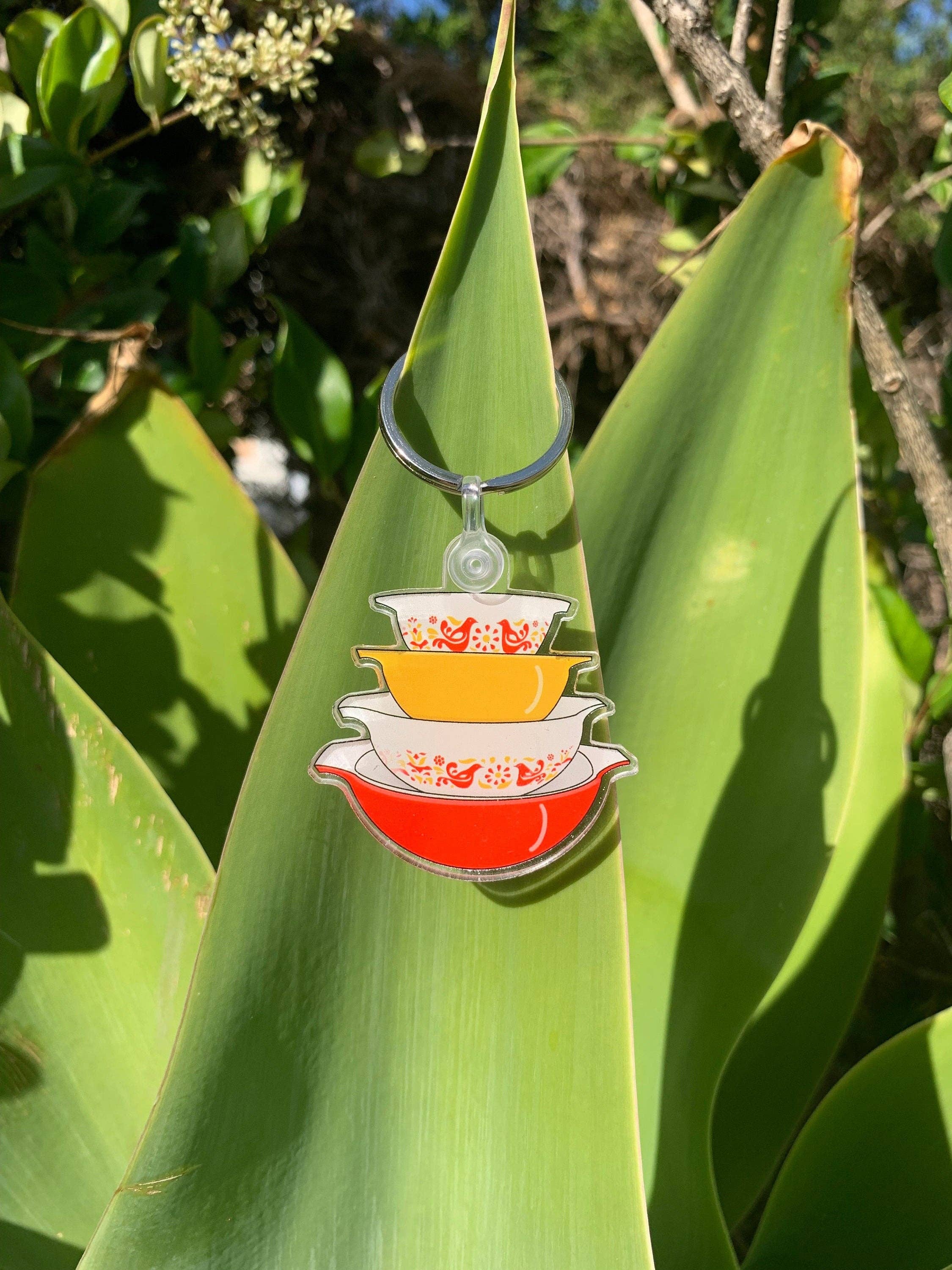 Extremely Retro - Wholesale Keychain - Women's - Vintage Friendship Pattern Pyrex Red and Orange Keychain