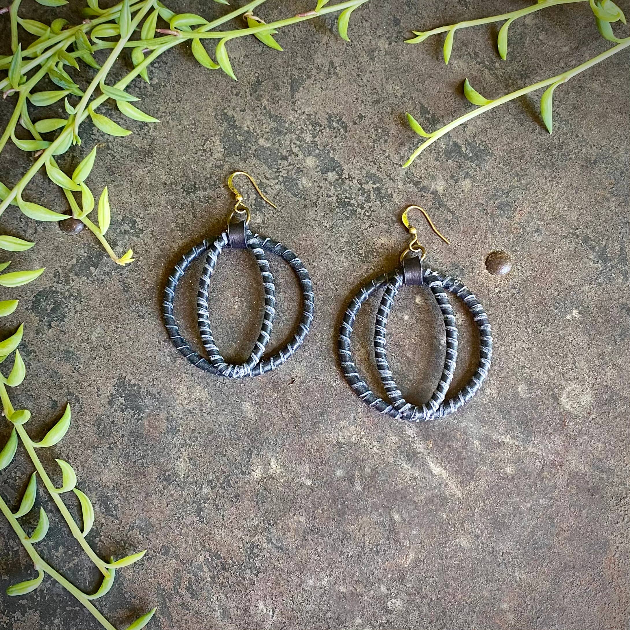 Zwart Cat-Eye-oorbellen - zwarte, ronde met leer omwikkelde oorbellen voor groothandel op Faire0