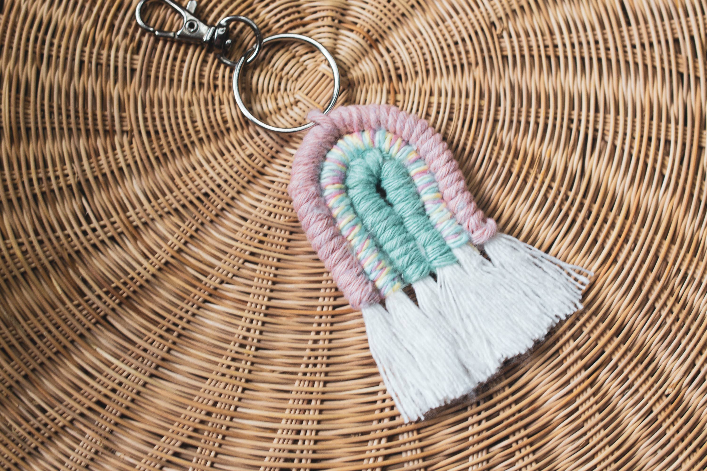 Ruby Moon Decor – Großhandel Schlüsselanhänger – Damen – Bunter Boho-Makramee-Regenbogen-Schlüsselanhänger1