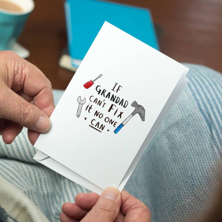 Si grand-père ne peut pas y remédier, personne ne peut le faire ! Carte de voeux pour la vente par Ellie Ellie LTD