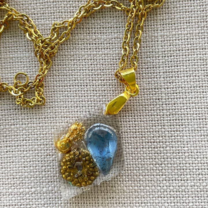 Piccolo ciondolo Blue Tears per la vendita all'ingrosso da parte di Retro Ruby Jewels