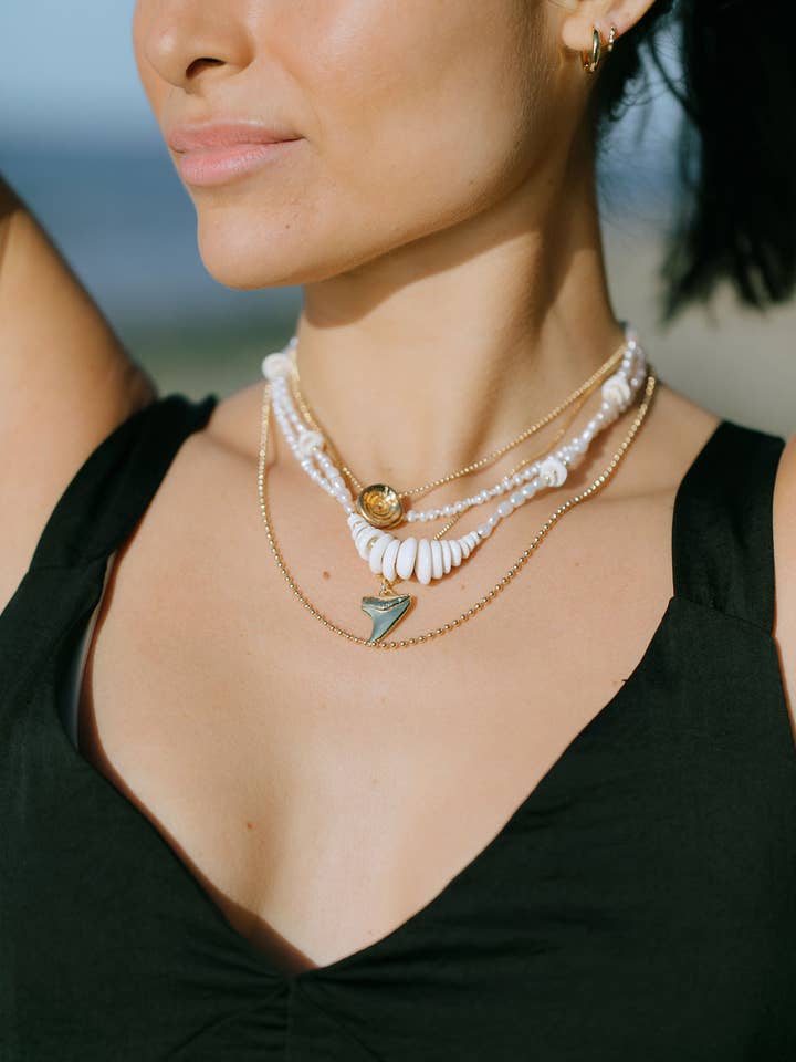 Guld hajtandhalsband - Mano för wholesale av Ke Aloha Jewelry