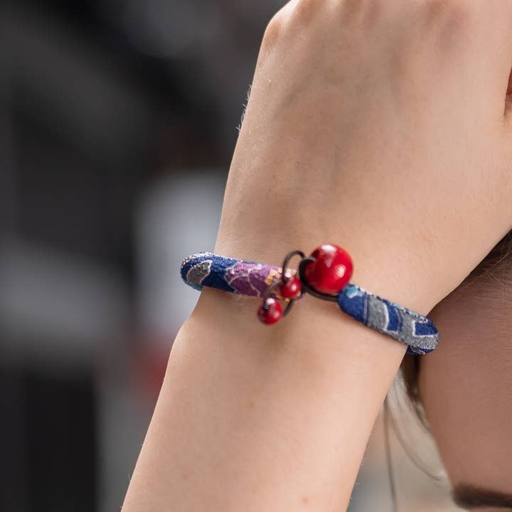 KOTO - Wholesale Prayer Beads Bracelet - Kimono Fabric Bracelet |BLUE Floral
Pattern made in Kyoto