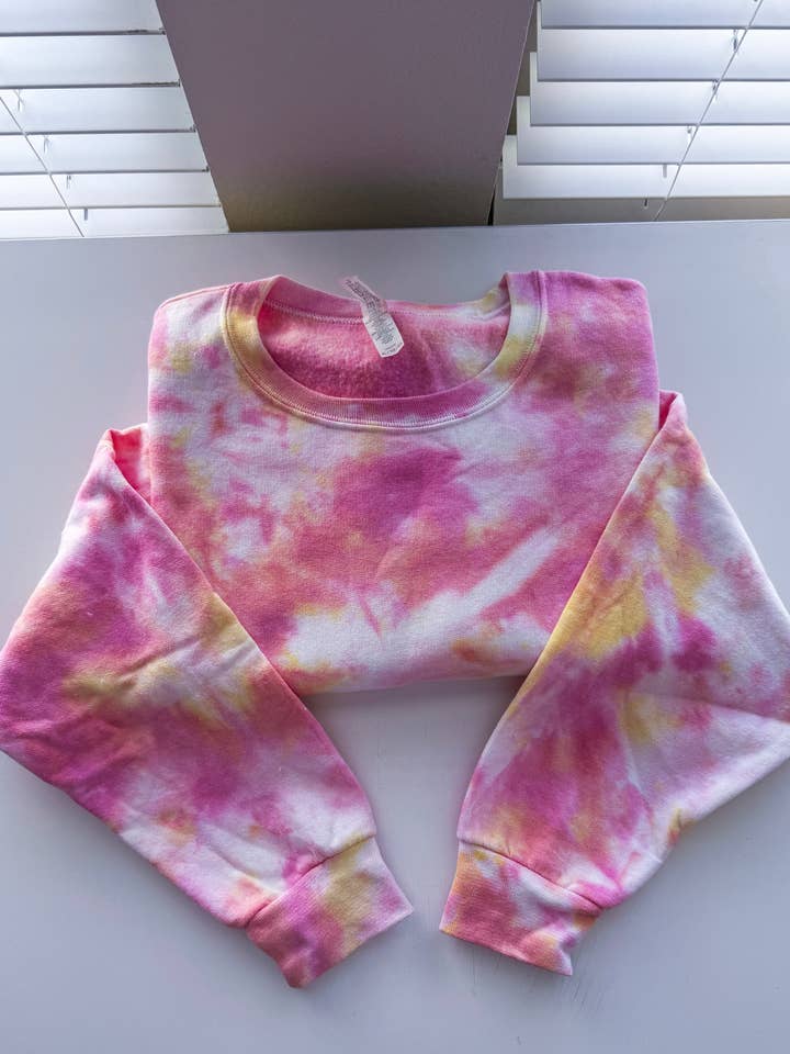 Sweatshirt unisexe à col rond tie-dye fuchsia et jaune pour la vente par Salty Ocean Crew