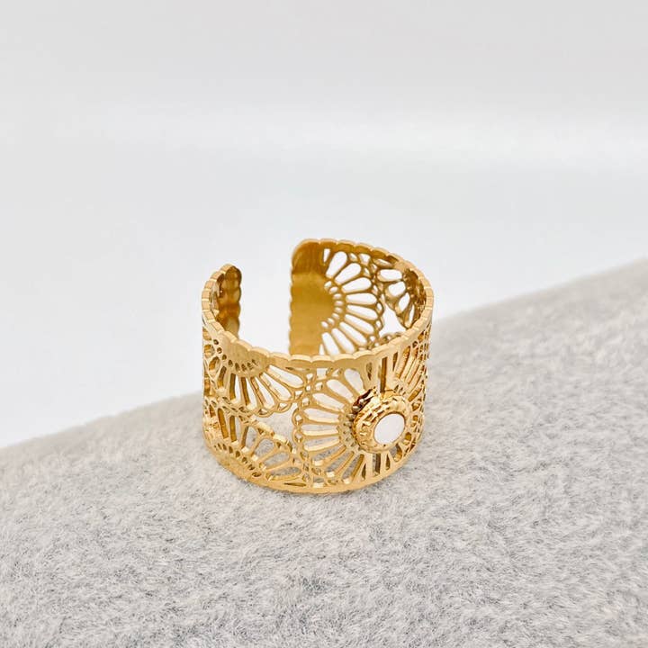 Mio Queena - Wholesale Cocktail/Statement Ring - Shell Hollow Flower Design 14K Gold Plated Ring - FGS