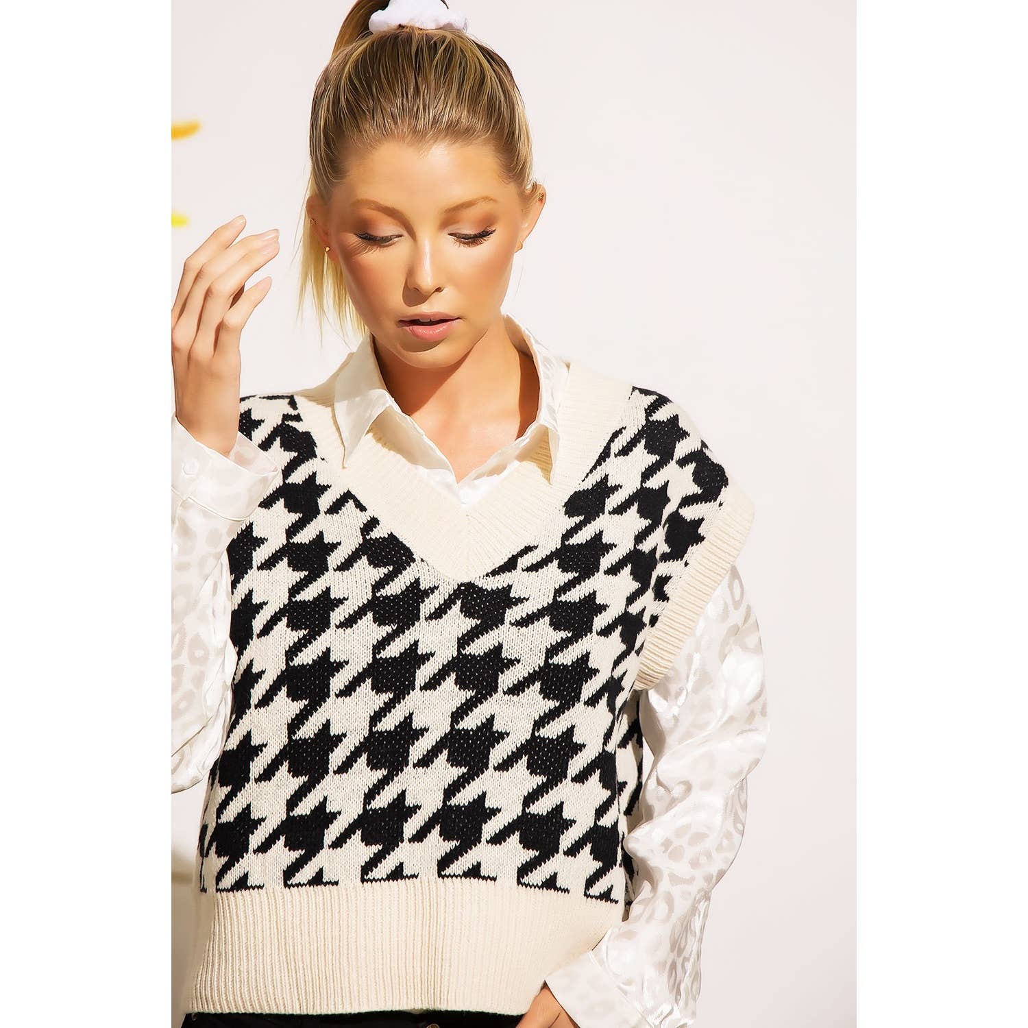 Esbranquiçado COLETE SUÉTER DE MALHA GROSSA HOUNDSTOOTH COM DECOTE EM V para venda a revendedores na Faire1