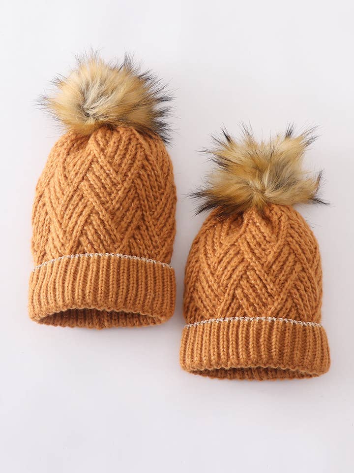 Bonnet à pompon en tricot croisé Camel pour bébés, tout-petits et adultes pour la vente par Mom & Co.