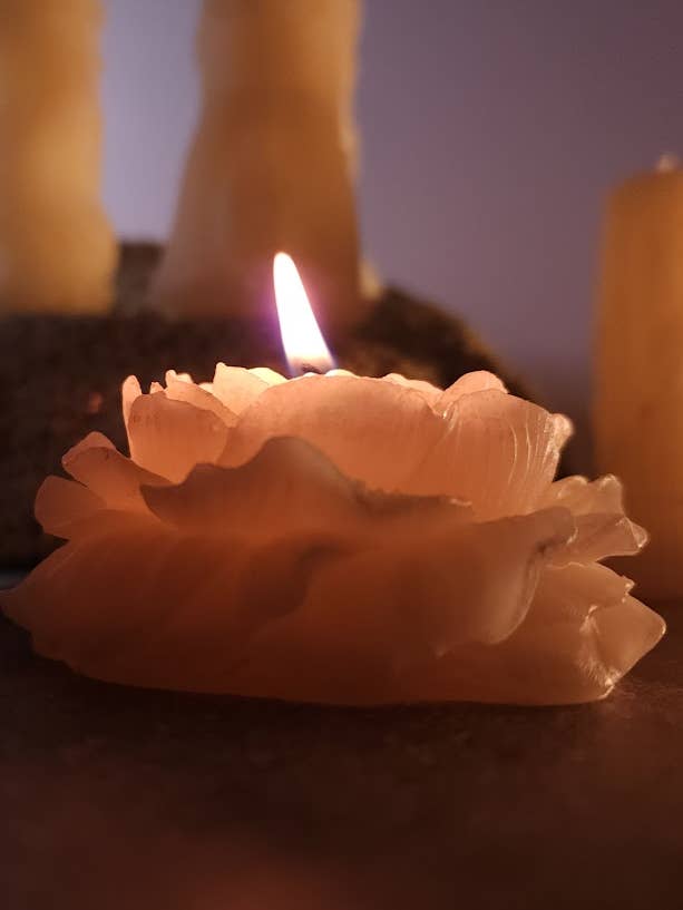 100% Beeswax Flower Candle for wholesale by Kairós Homestead