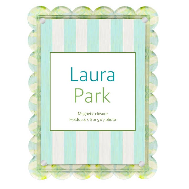 Cadre photo festonné Elephant Falls pour la vente par Laura Park Designs