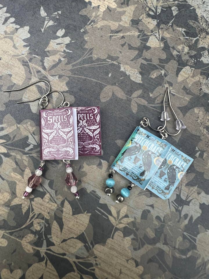 2 par Spell and Witchcraft bokörhängen för wholesale av Little Shop of Lost Arts LLC