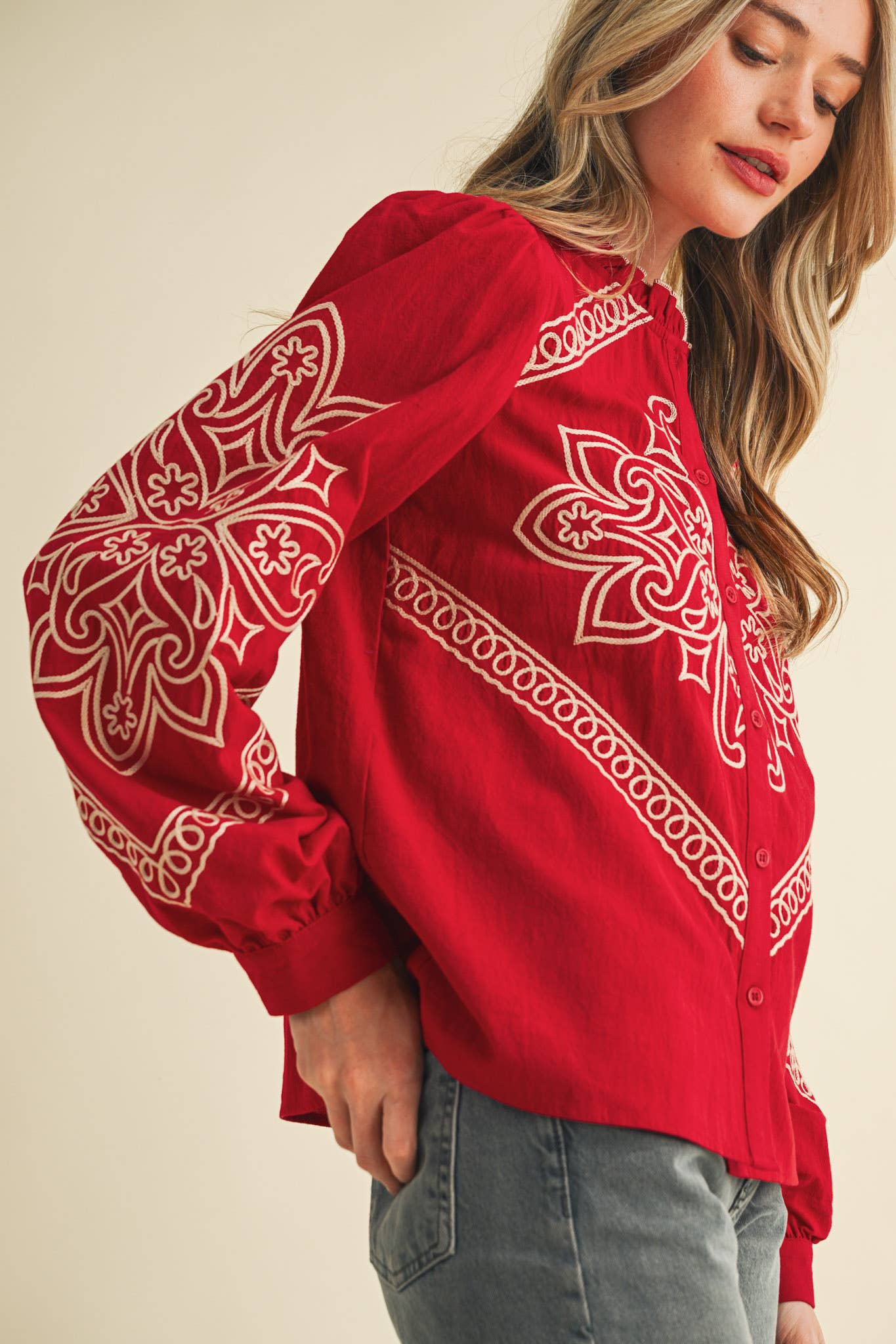 &MERCI – Engroshandel Skjorte med buttondown – til kvinder – BRODERET MOCK NECK KNAPPEBLUSE MTP333667