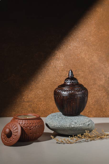 Black Earthern Glow Scented Candle: Beeswax Handmade Candle for wholesale on Faire