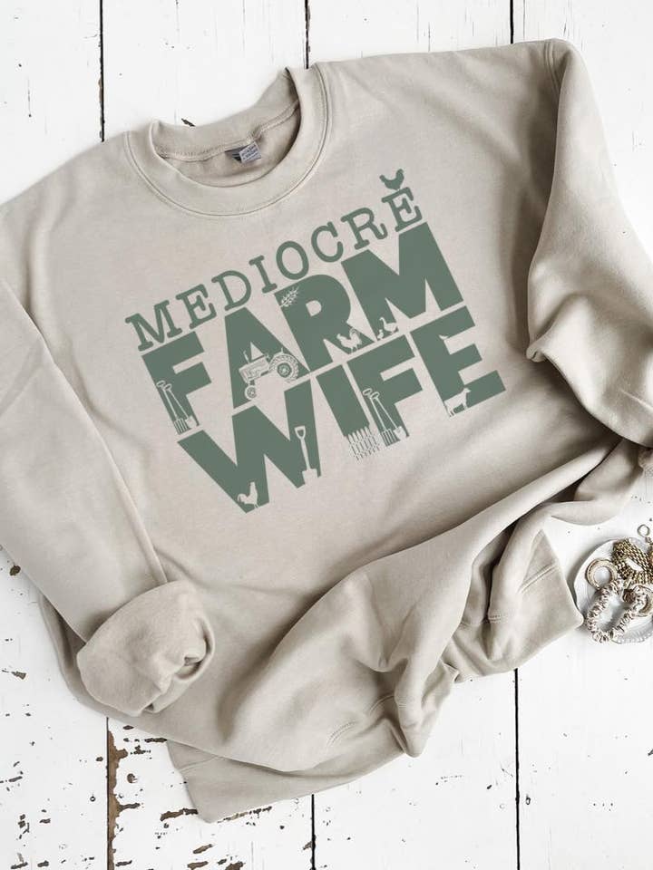 Mediocre Farm Wife | Grafische ronde hals voor dames voor wholesale door Bizzy's Wholesale