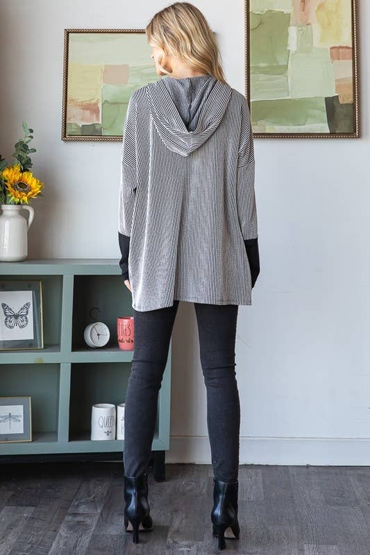 SVART/OFFWHITE ET7666-18 LÅNGÄRMAD RANDIG HUVTRÖJA MED SOLID KONTRAST för wholesale på Faire8