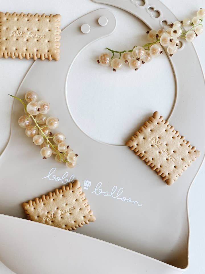 Silicone bib - Oyster Beige for wholesale by Bobbi Balloon